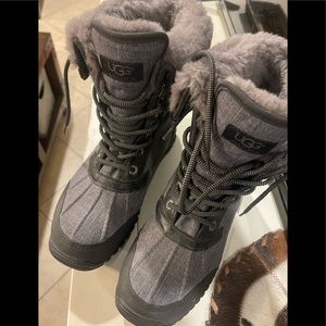 UGG Women vibram boots 9